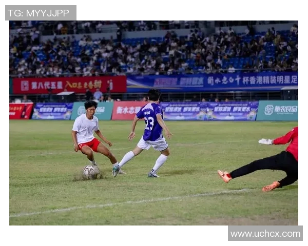 足球明星与小孩的奇妙互动特效展现欢乐瞬间